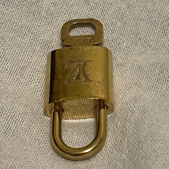 Louis Vuitton Lock and Key 345 - Picture 4 of 4